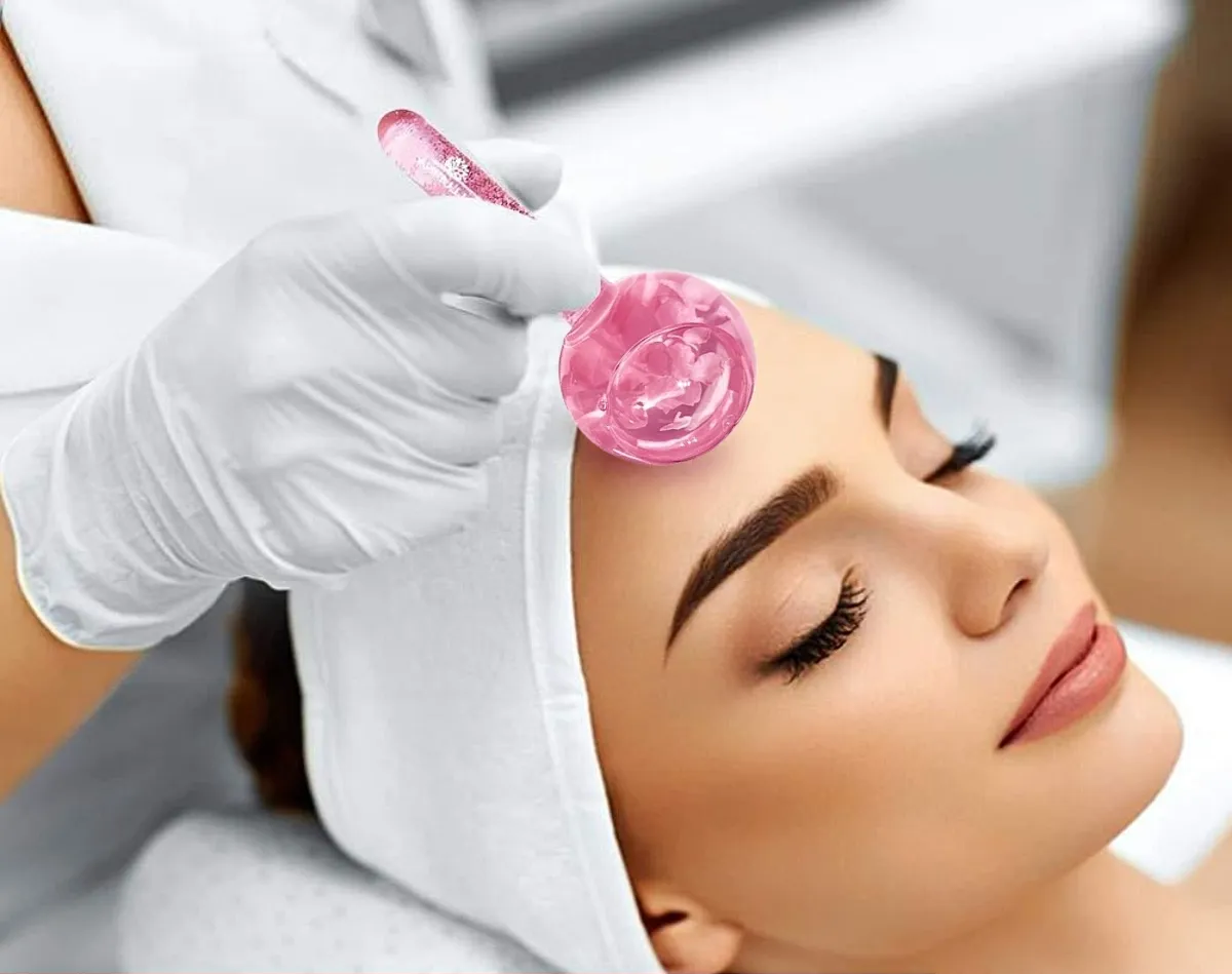 Masajeador Facial de Cristal Frío - Vista de perfil sobre tocador